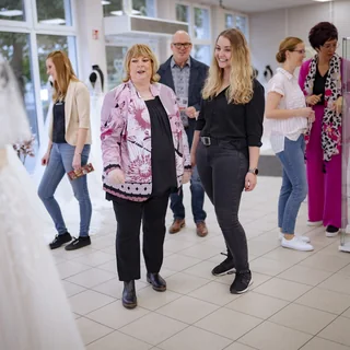 Gäste betreten den Catwalk bei Herzlich Braut