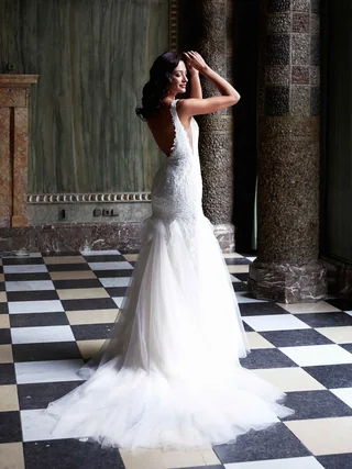 Seitliche Ansicht eines Mermaid-Brautkleids in historischer Kulisse