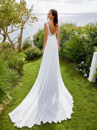 Braut in einem leichten A-Linien-Kleid am Wasser