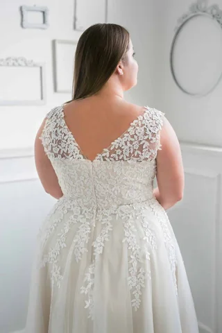 Rückenansicht eines Plus-Size-Brautkleids mit Spitze