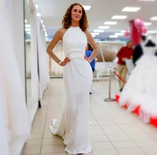 Model präsentiert ein schlichtes Brautkleid bei der Geschäftseröffnung