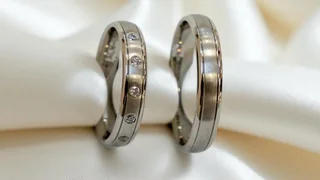 Detailaufnahme hochwertiger Trauringe
